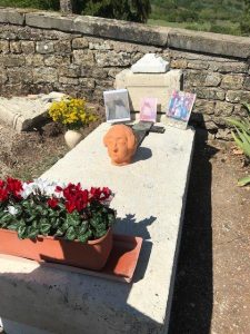 La tombe de l' Abbé Mochot